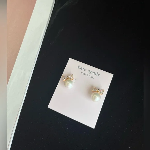 BNWT Kate Spade Gold and Pearl Stud Earrings- last 1 - Picture 1 of 4
